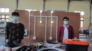သုံးထပ်ပြားပေါ်တွင် Trunking နှင့် PVC ပိုက်များဖြင့် အိမ်တွင်းလျှပ်စစ်ဝါယာ သွယ်တန်းမှုပြုလုပ်ခြင်း